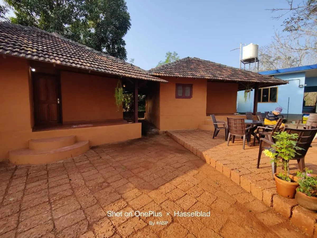 בית חווה Peringom Kudil Mud Cottages, Cheemeni