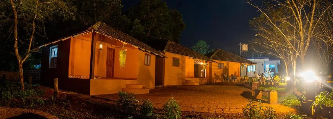 בית חווה Peringom Kudil Mud Cottages, Cheemeni